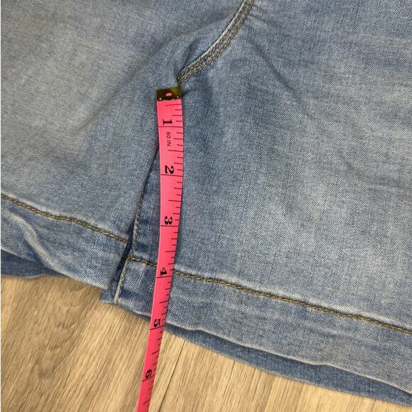 Gloria Vanderbilt Amanda Slimming Light Wash Stretchy Pull On Denim Shorts - Picture 6 of 6